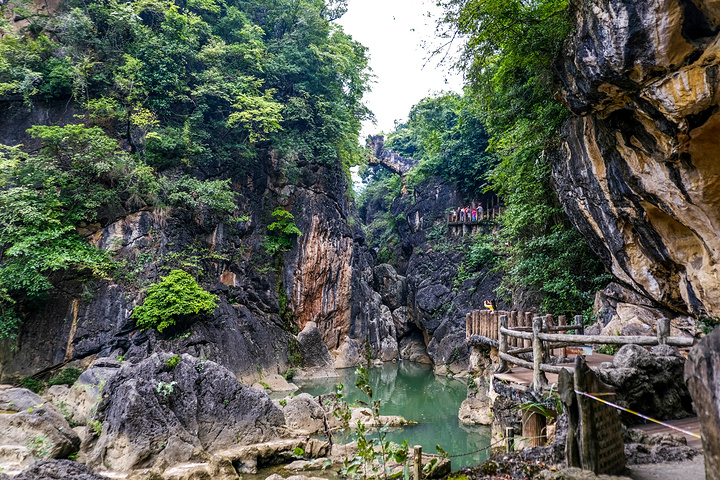 天星洞景区在天星景区中段,除游览观赏洞内的钟乳石外,洞外景观也很