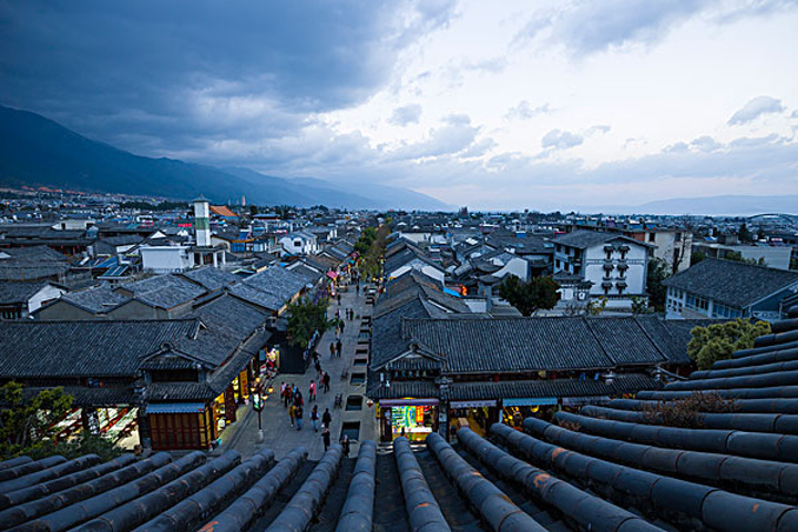 大理的夜景不要错过大理历史悠久是云南最早文化发祥地之一中转交通