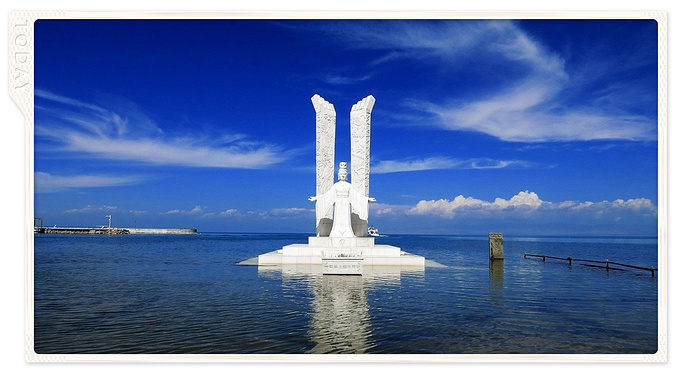 ——青海湖中西王母娘娘雕像