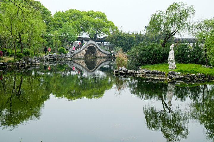 蠡园位于无锡市风光秀美的蠡湖之滨,是国家重点名胜区"太湖"的主要