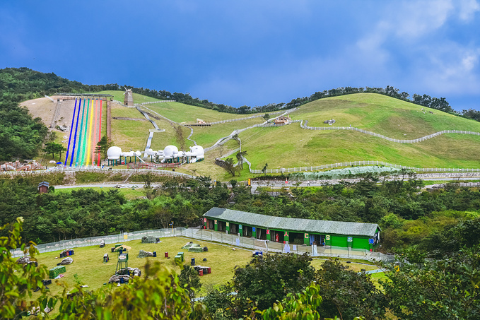 安吉网红景区云上草原新玩法高山悬崖乐园华南最大天然滑雪场