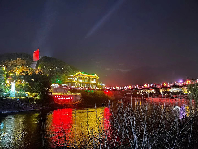 到了茅台镇就不得不看看茅台镇的夜景,晚上一片灯火辉煌,站在观景台上