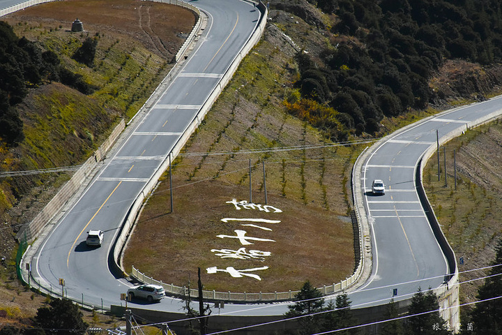 剪子弯山在g318的川藏北线上,四川省甘孜藏族自治州雅江县境内.