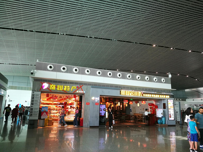 揭阳潮汕机场建在揭阳,潮州和汕头三个城市之间,绝对c 位一口通吃.