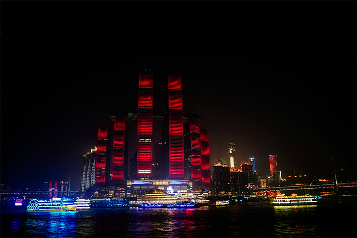 朝天门来福士作为新晋打卡圣地而朝天门的夜景更是重庆夜色之中最耀眼