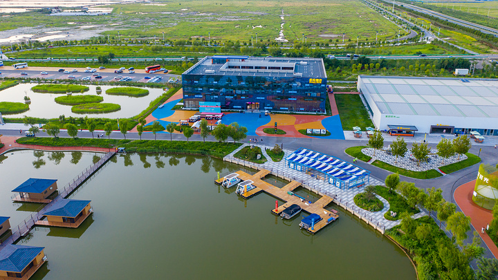 你也可以乘坐水陆两栖战车,下水冲浪看湿地的最美风景;深入多玛乐园