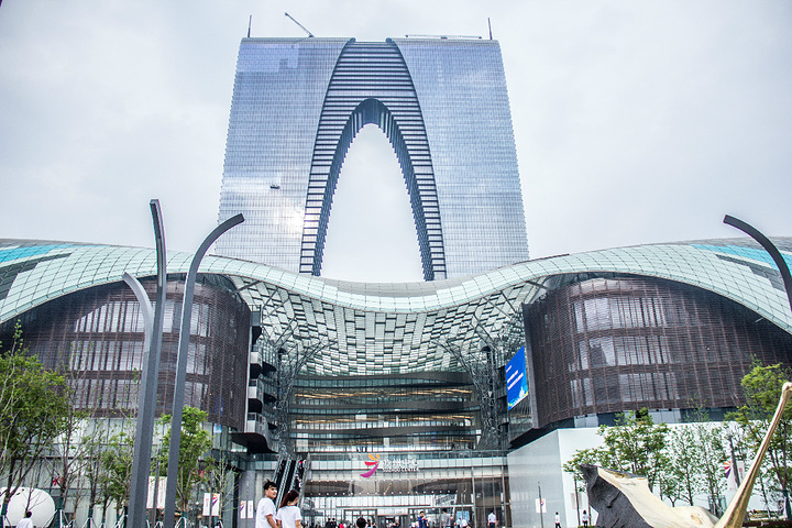 背靠非常非常有名的建筑:东方之门,也就是