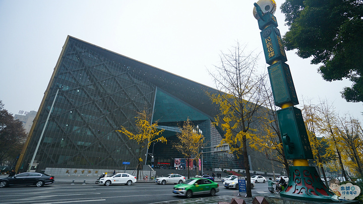 成都博物馆位于成都市中心天府广场西侧,毗邻四川省图书馆,四川美术