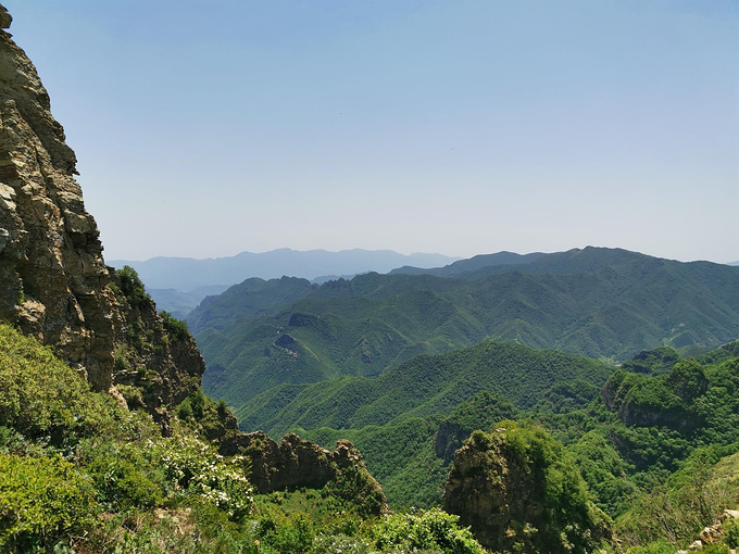 越过铁塔前往韭菜山图片