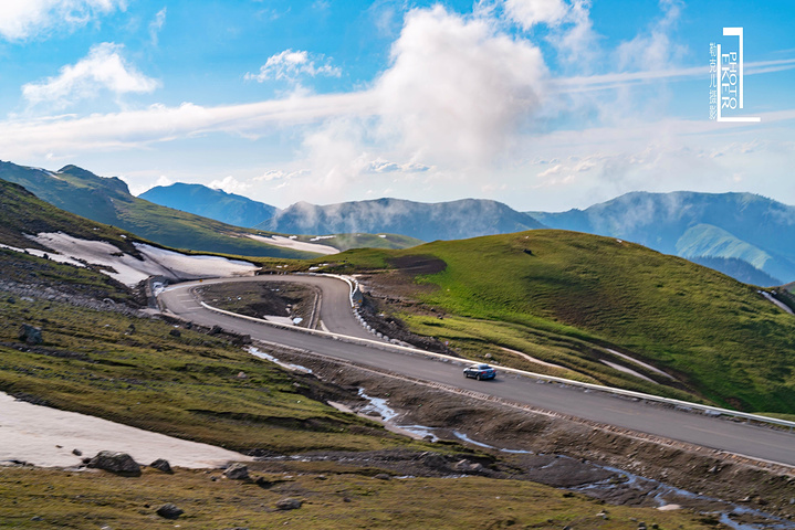 伊昭公路绝壁的远方,乌孙山是那么的美丽