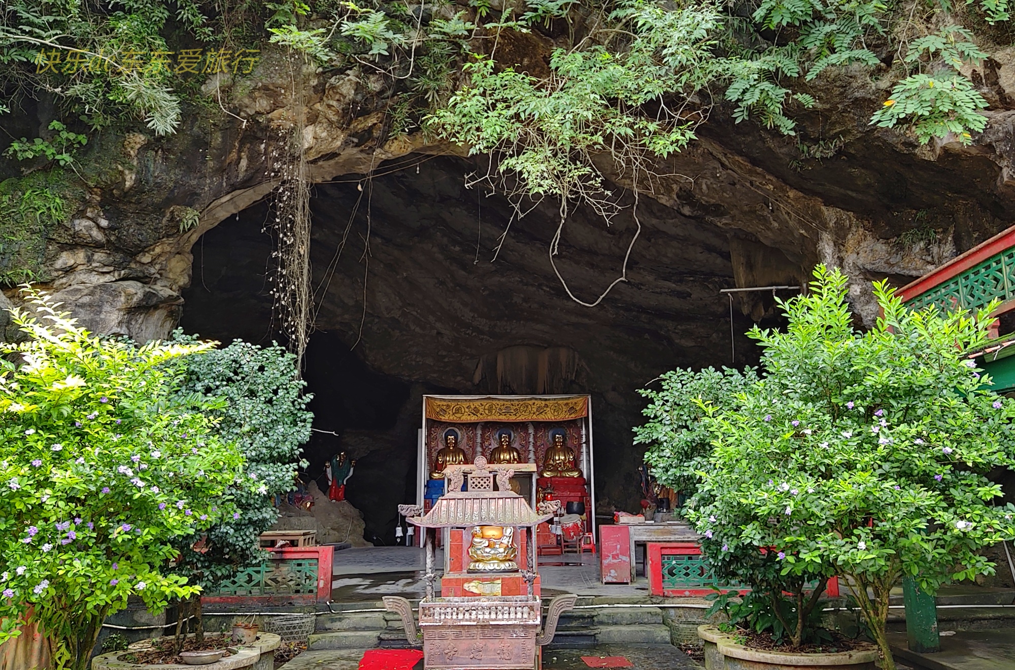 数百平米的天然岩洞高三层，内藏几十尊佛像，就在梅县绿窟潭附近
