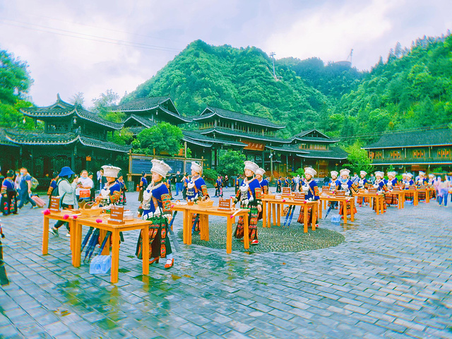 这就孕育了很多风景优美,特色鲜明的少数民族聚居村寨.