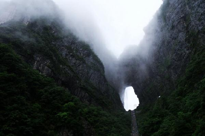 悬于鬼谷洞上侧的峭壁,如果能看见下面,走起来景色优美又胆战心惊,雾