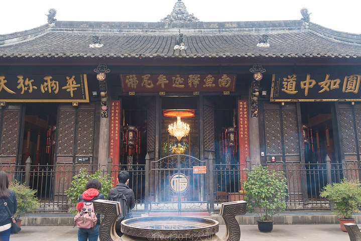成都 的文殊院,最近也成了网红,许多外地游客前往打卡,原本清净的寺院
