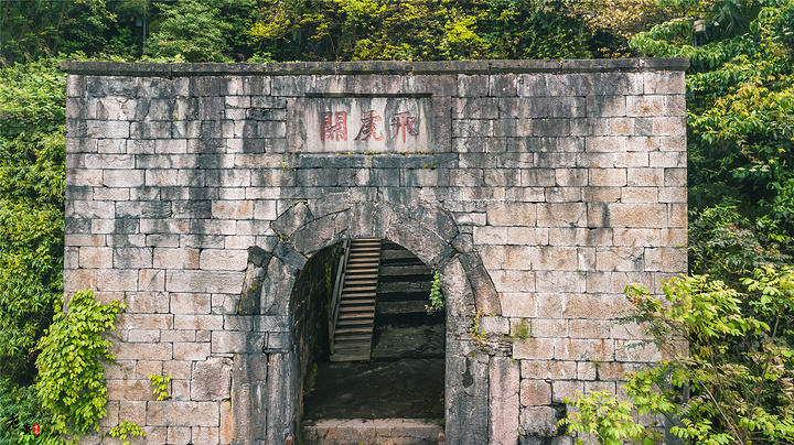 这里分享一些游玩海龙屯的经验景区山势险峻道路陡峭需要不错的体力