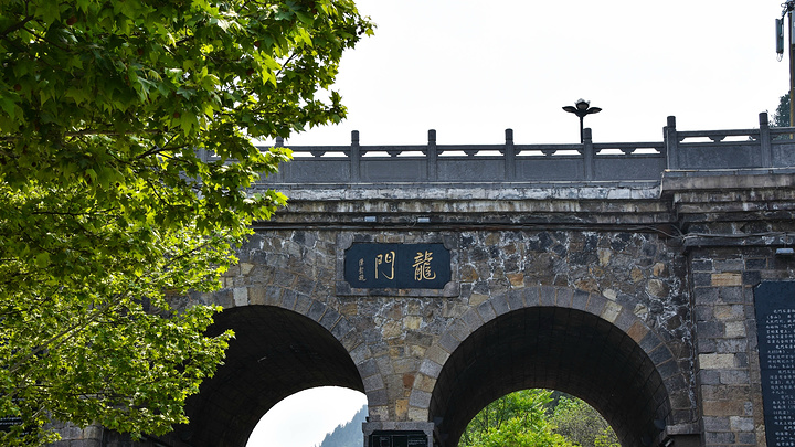 入口进去是西山,西面部分参观好之后,走过大桥去东山_龙门石窟&quot
