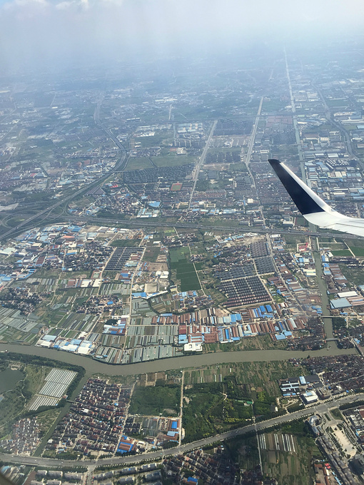 上海有两座民用机场,一座是上海浦东国际机场,一座是上海虹桥国际机场