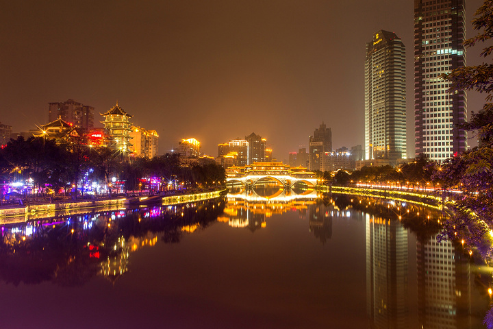 成都九眼桥是欣赏拍摄夜景非常不错的地方每天晚上都聚集了很多人在