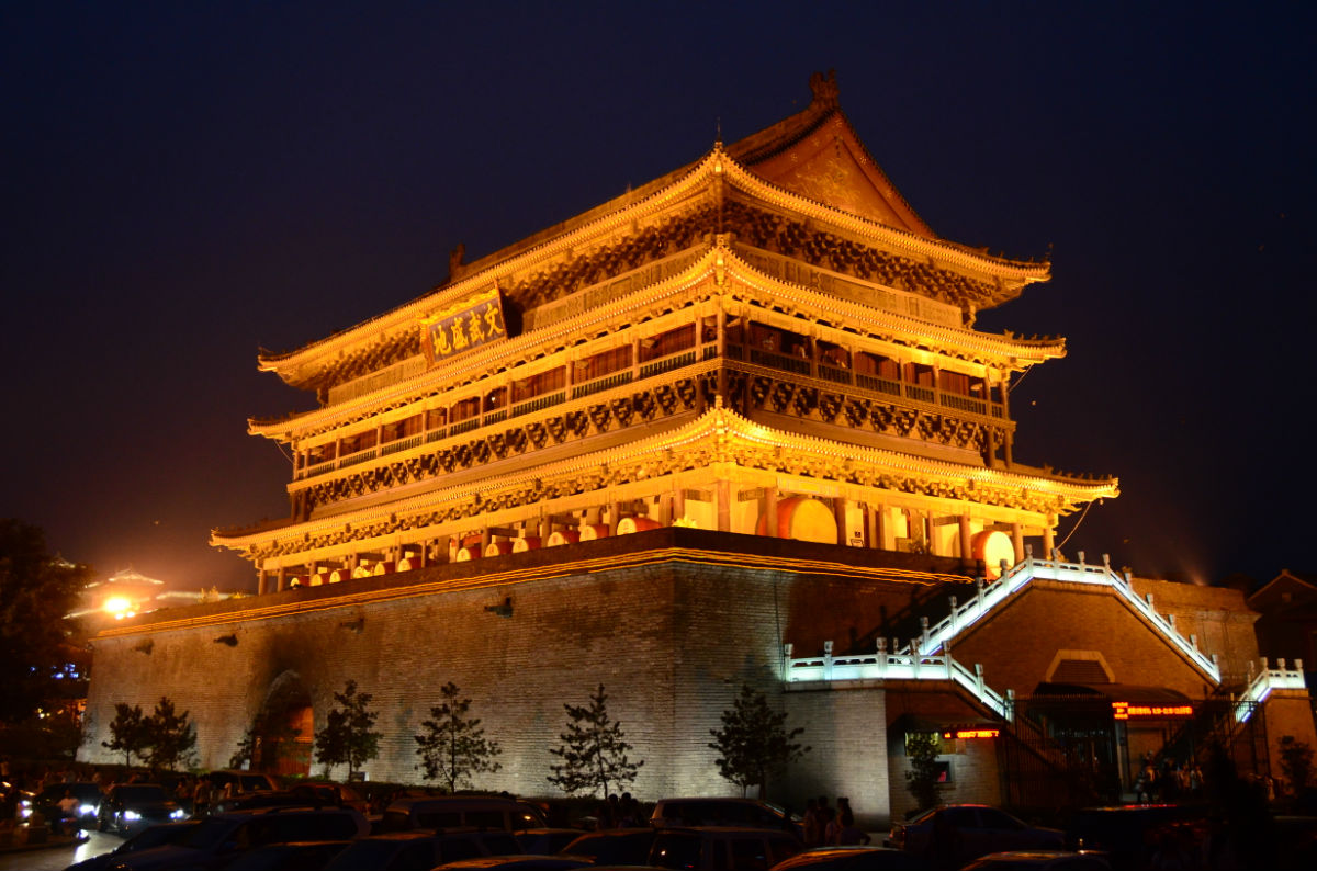 【携程攻略】西安西安钟楼景点,钟楼和鼓楼，可以称为长安的地标性建筑，西安的街道同北京一样，皇城…