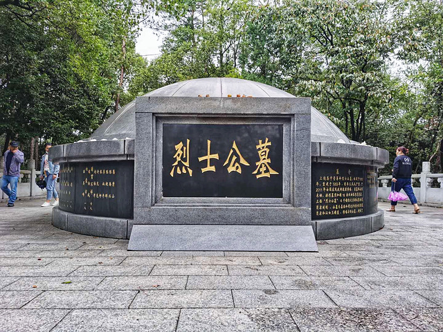 游玩建议:现在的上饶集中营烈士陵园位于上饶市茅家岭雷公山,以革命