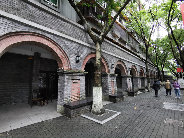 在中山四路上有很多红色景点,此地有桂园,周公馆,戴公馆,张骧公馆