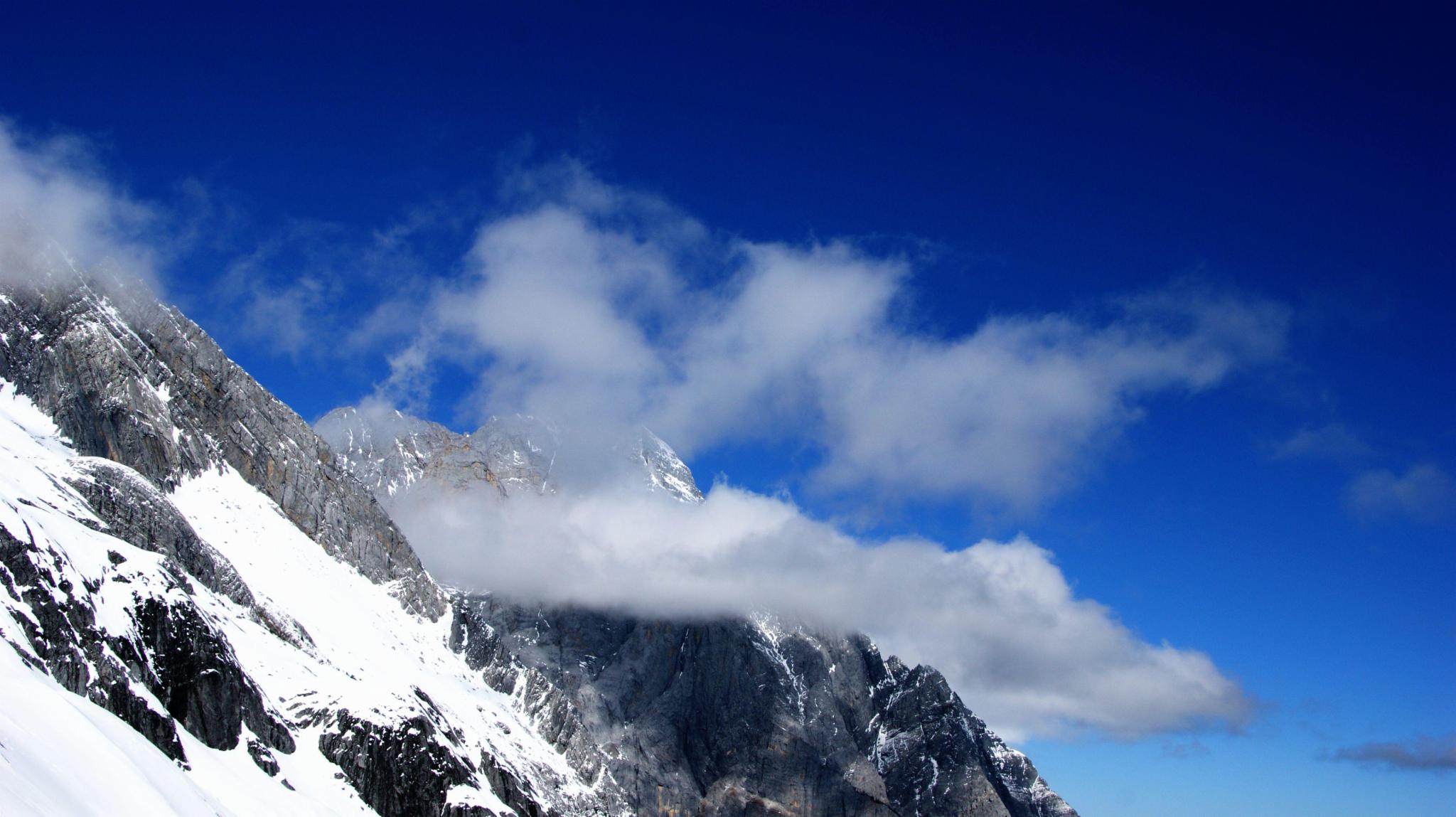 云雾飘渺，正是玉龙好风景