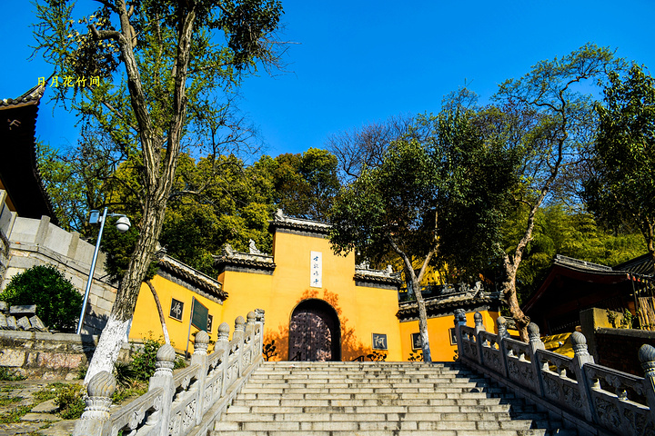 古鸡鸣寺又叫鸡鸣寺位于六朝古都南京在南京市玄武区鸡笼山上