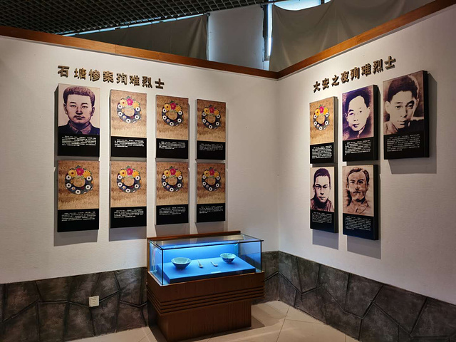 现在的上饶集中营烈士陵园位于上饶市茅家岭雷公山,以革命烈士纪念碑