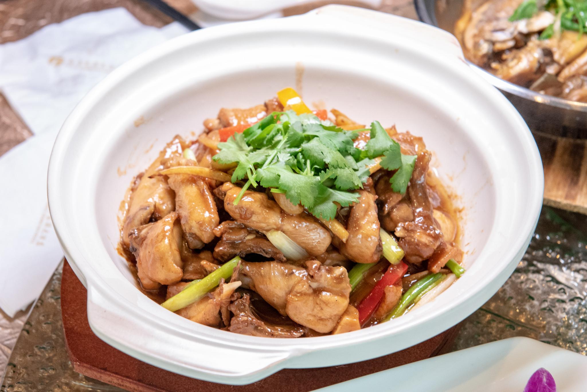 广东砂锅鸡煲,也是很经典的粤菜,喜欢吃鸡的朋友不可错过.