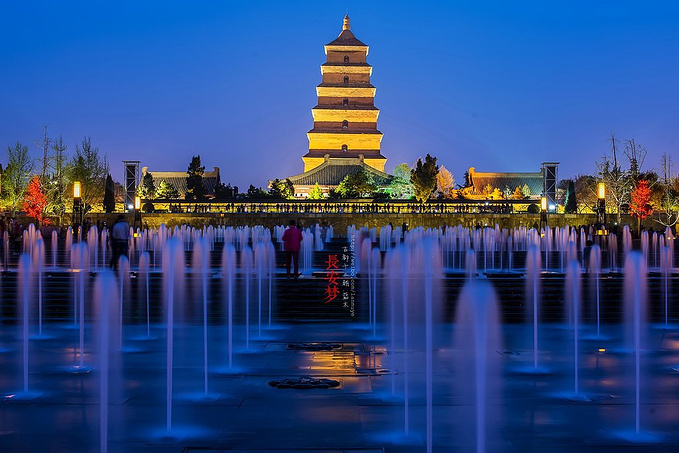 大雁塔北广场位于大雁塔脚下,是国内最大的唐文化题广场之一.