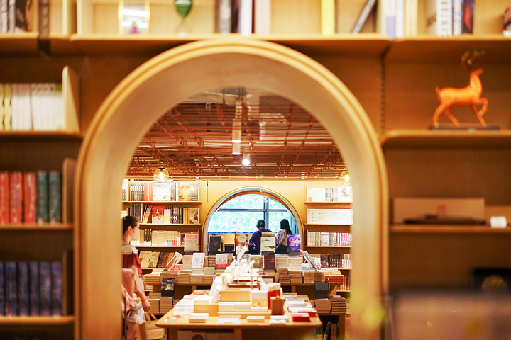 吃完附近的言几又书店转一转,喜欢这家整体的暖色调,整体氛围让人很
