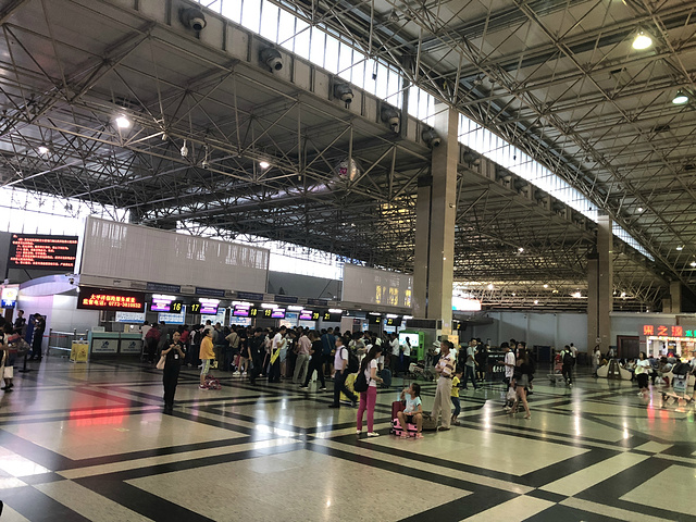 桂林两江国际机场不是一个很大的机场一共有两层一层是出发厅一层是