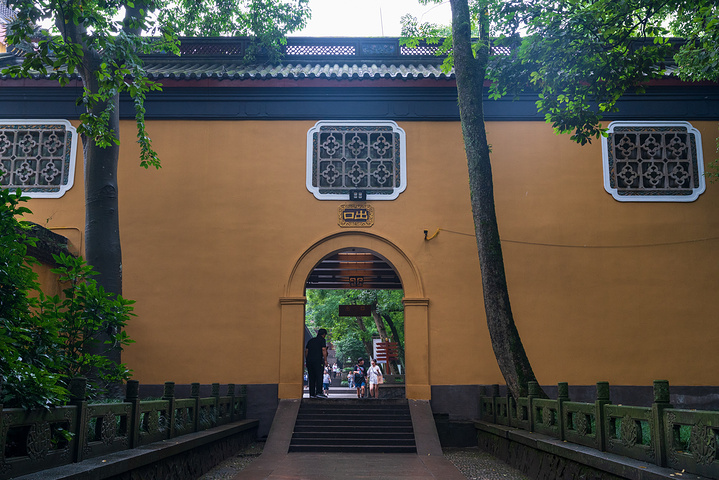 灵隐寺又名"云林禅寺",已经有一千六百多年的历史,灵隐寺现在会这