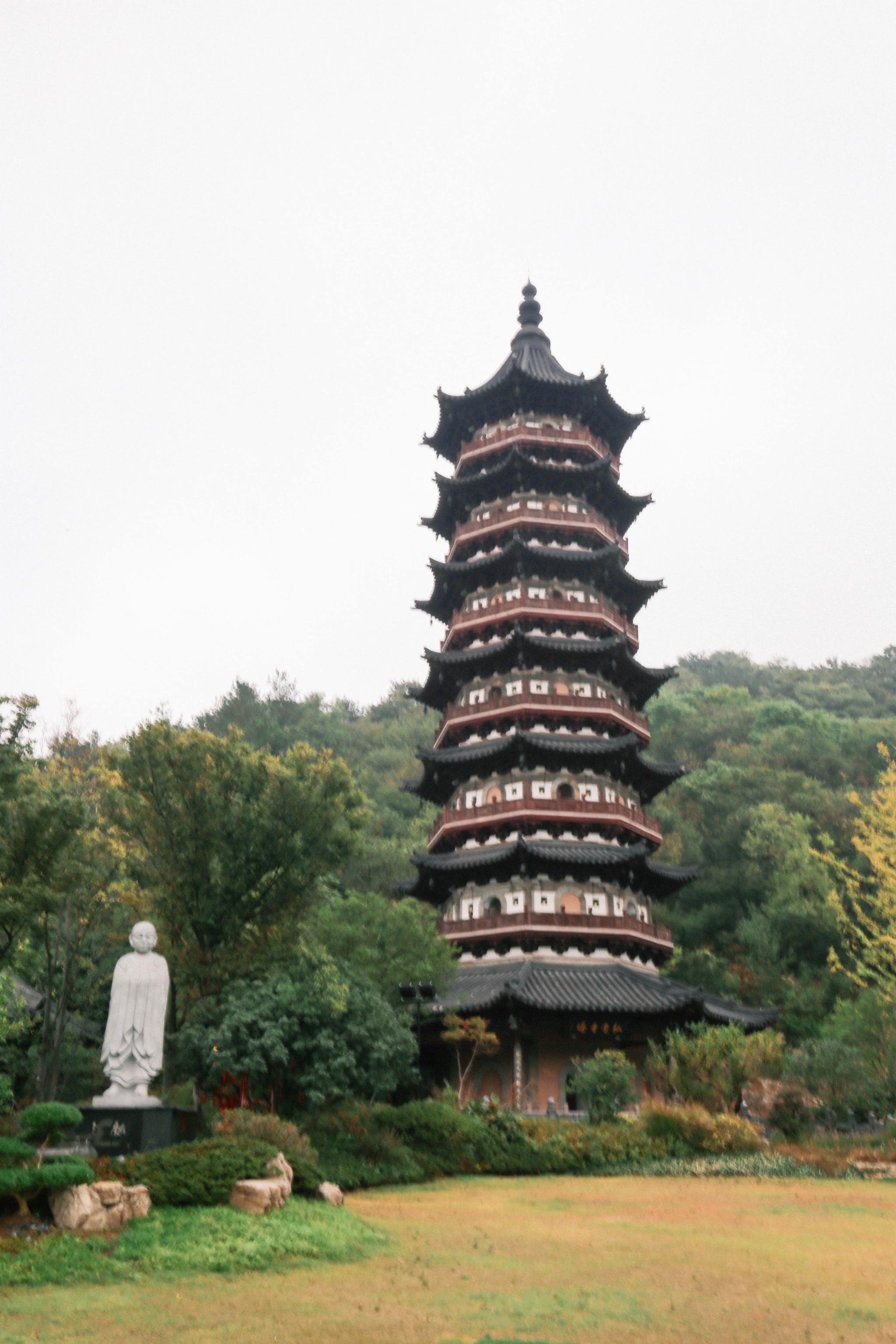 牛头禅文化园在宏觉寺遗址上建造弘觉寺塔塔高45米七级八面是南京地区