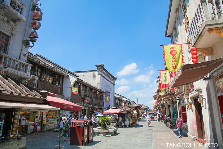 杭州市区唯一保持古城历史风貌的老街,游走在其中,仿佛回到了明清时代