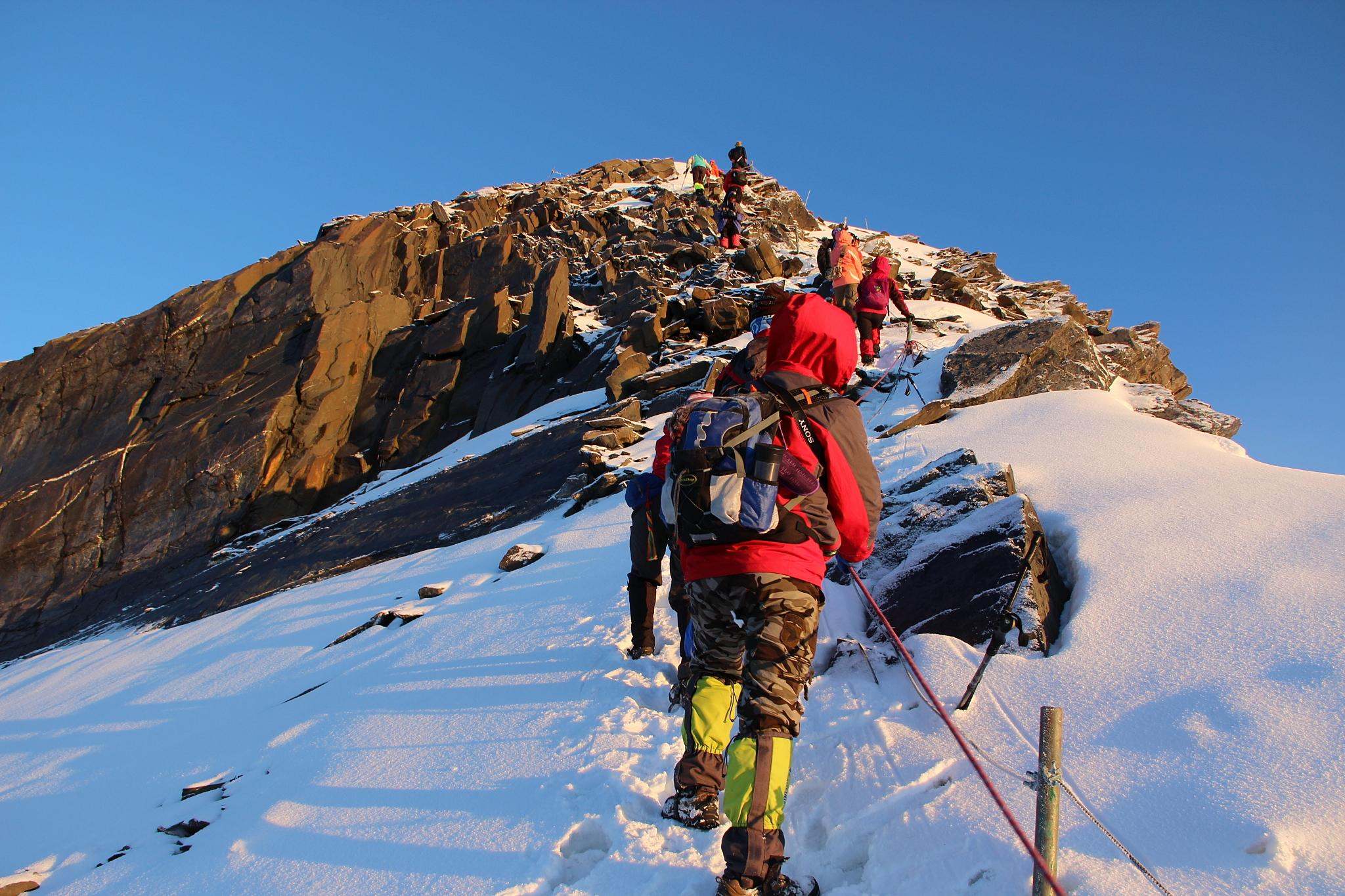 攀登导航—2019遇见雪山四姑娘山二峰登峰计划