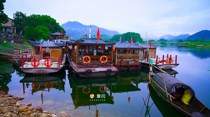 丽水古堰画乡景区分为古堰和画乡两部分,中间隔着瓯江,画乡是大港头镇