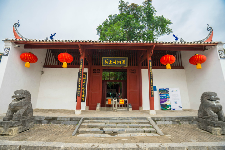 以从大门至三堂为中轴,左右对称布局_忻城土司衙署"的评论图片