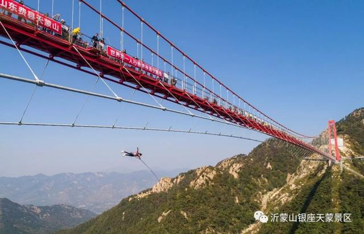 打卡网红爆款景点体验云端凌空漫步的惊险和刺激