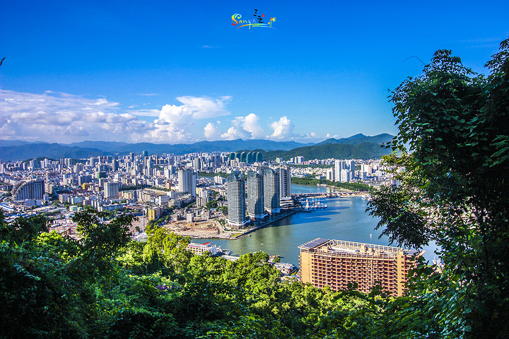 站在高处,山岬角与海浪辉映, 三亚市的全景就这样毫不费力的尽收眼底