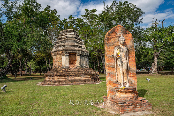 行走佛像可以追溯到素可泰王朝时期,是最具暹罗独特风格的佛像.