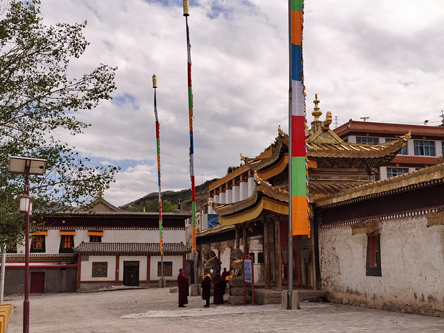 另一个观赏热贡艺术的地方是上,下吾屯寺.隆务寺