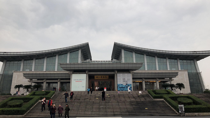 像不像一个囧字,哈哈,其实四川省博物馆的建筑形态是按照中国字的设计