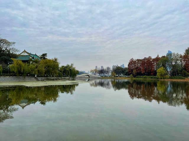 游玩攻略古琴台旁边就是月湖风景区距离张之洞与武汉博物馆汉阳铁厂