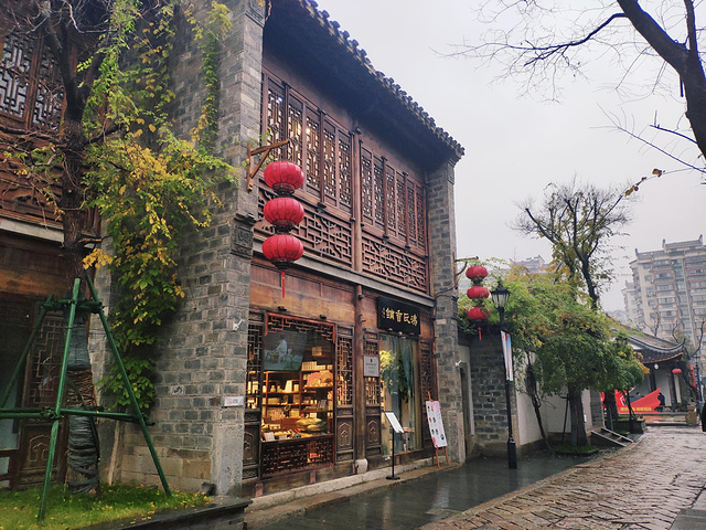 老门东的历史街区可以逛逛,很有古代感