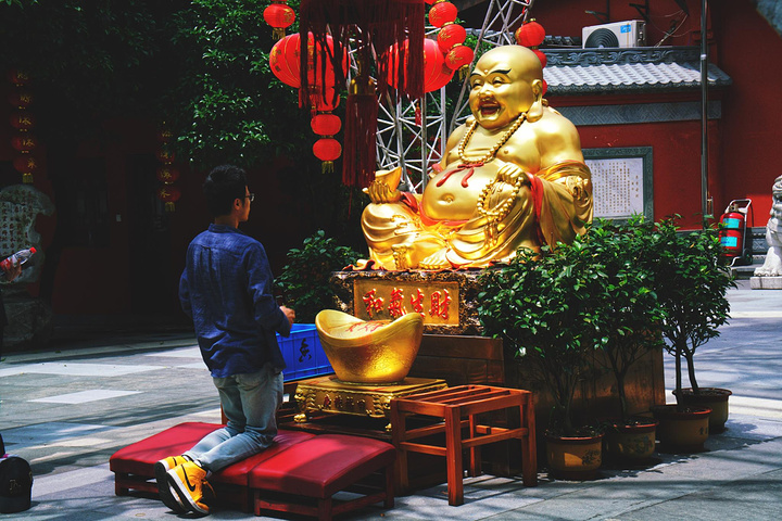 天下第一财神庙灵顺寺 灵顺寺,位于杭州北高峰山巅,拥有想当当的名字"