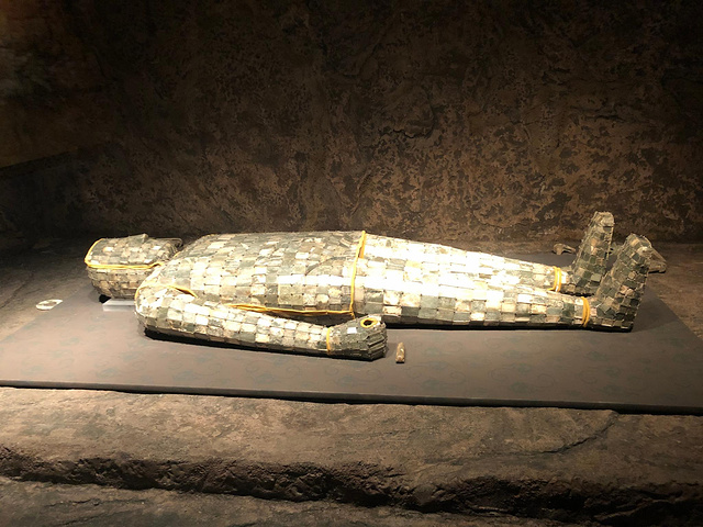 金缕玉衣 金缕玉衣,1995年狮子山西汉楚王墓出土,长175厘米,使用玉片