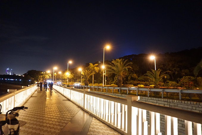 从曾厝垵骑车在环岛路吹风看夜景很不错的,体验一下.