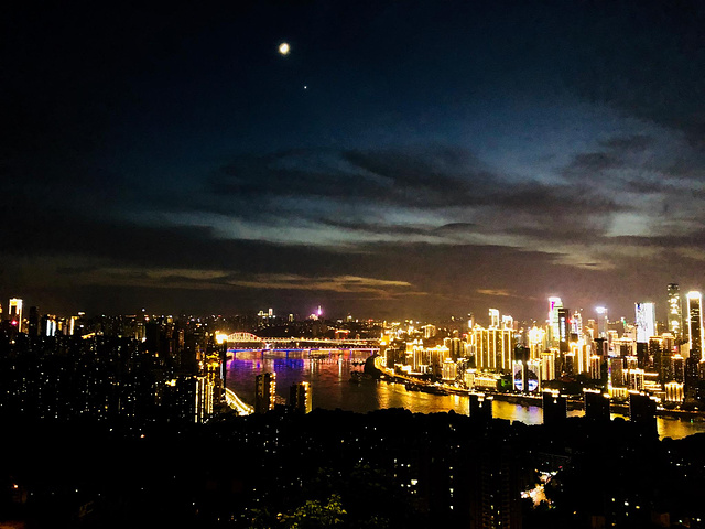 南山一棵树观景台是要门票的30一人.可以上到塔的最顶层观赏重庆夜景
