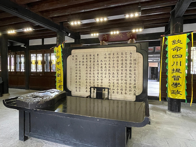 交通:阆中古城里禁止一切的机动车和非机动车通行,古城内唯一的交通